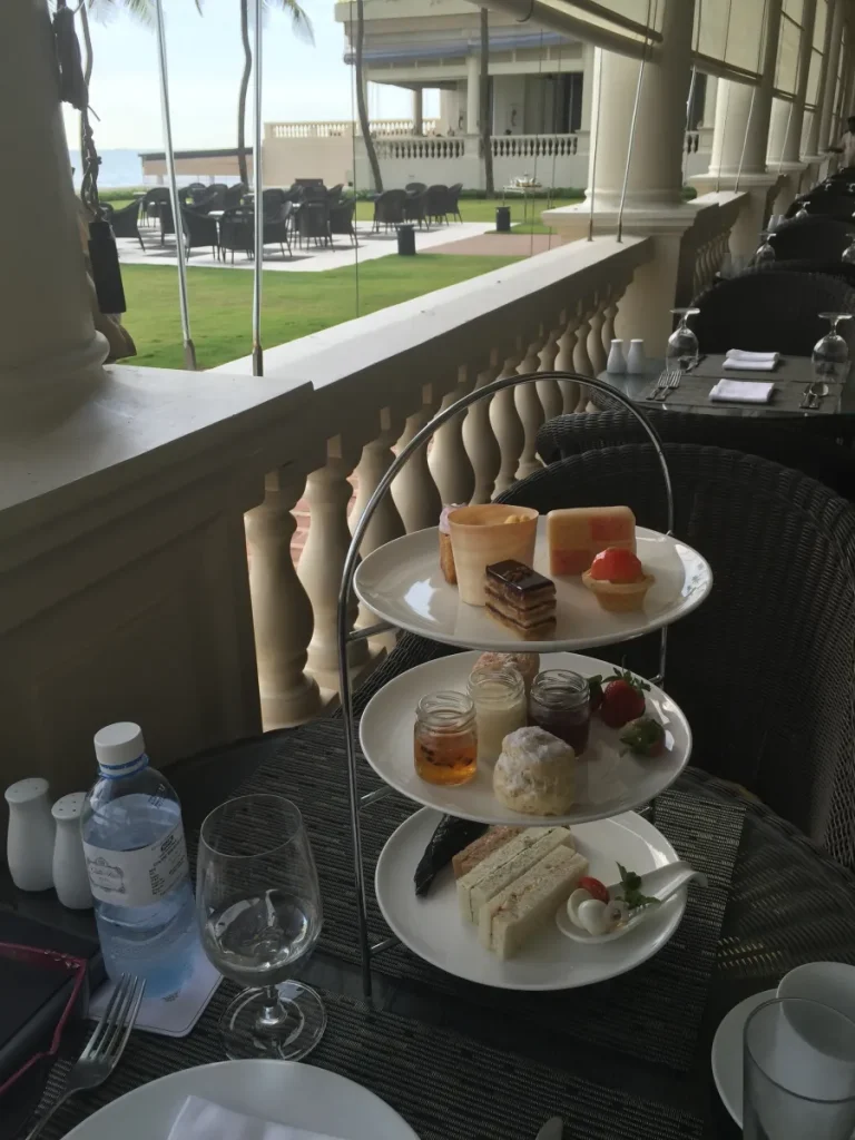 海沿いの老舗ホテルGalle Face Hotel（ゴールフェイス・ホテル）では3段スタンドまたはビュッフェ形式で優雅なハイティーを提供